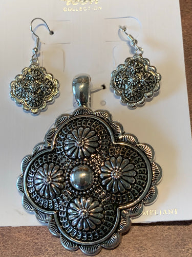 Concho Pendant Set